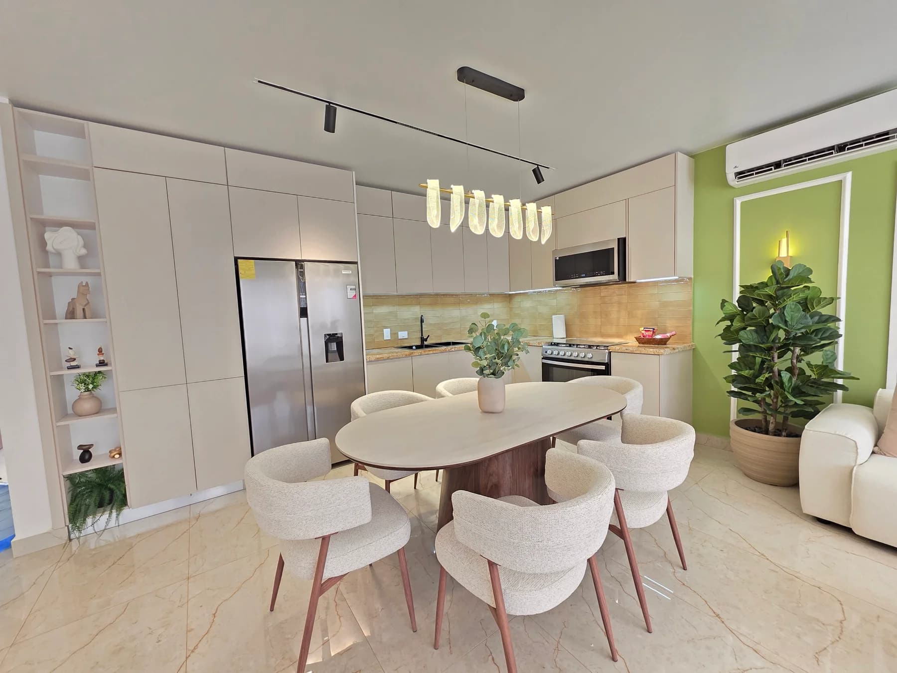 Cocina lineal con mesa de comedor ovalada para 6 personas.